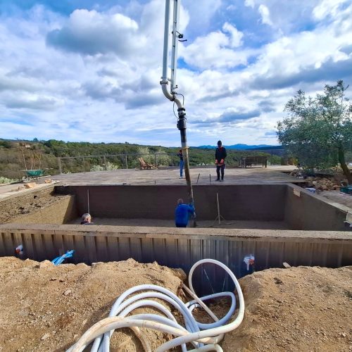 Vue avant-après d'un chantier de rénovation complète de bassin de piscine rectangulaire 10x4 mètres.